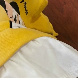 Mickey mouse sweater size 7. Disney. zara